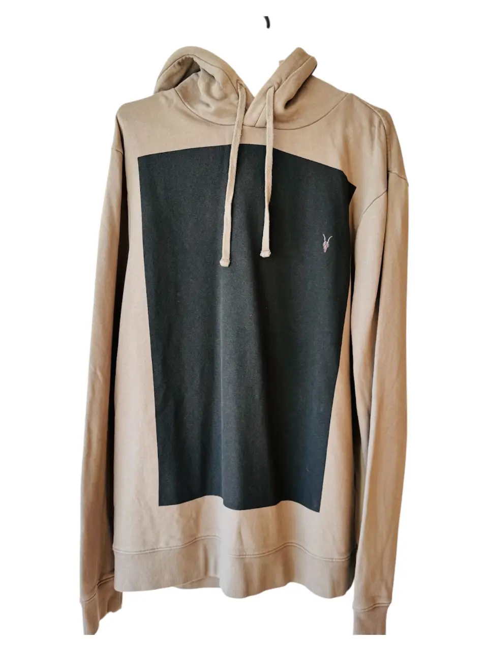 Buzo canguro Allsaints con diseño en contraste. Confeccionado en algodón suave, este buzo presenta un panel negro en el pecho y el logo de la marca bordado. Ideal para un look casual y moderno.