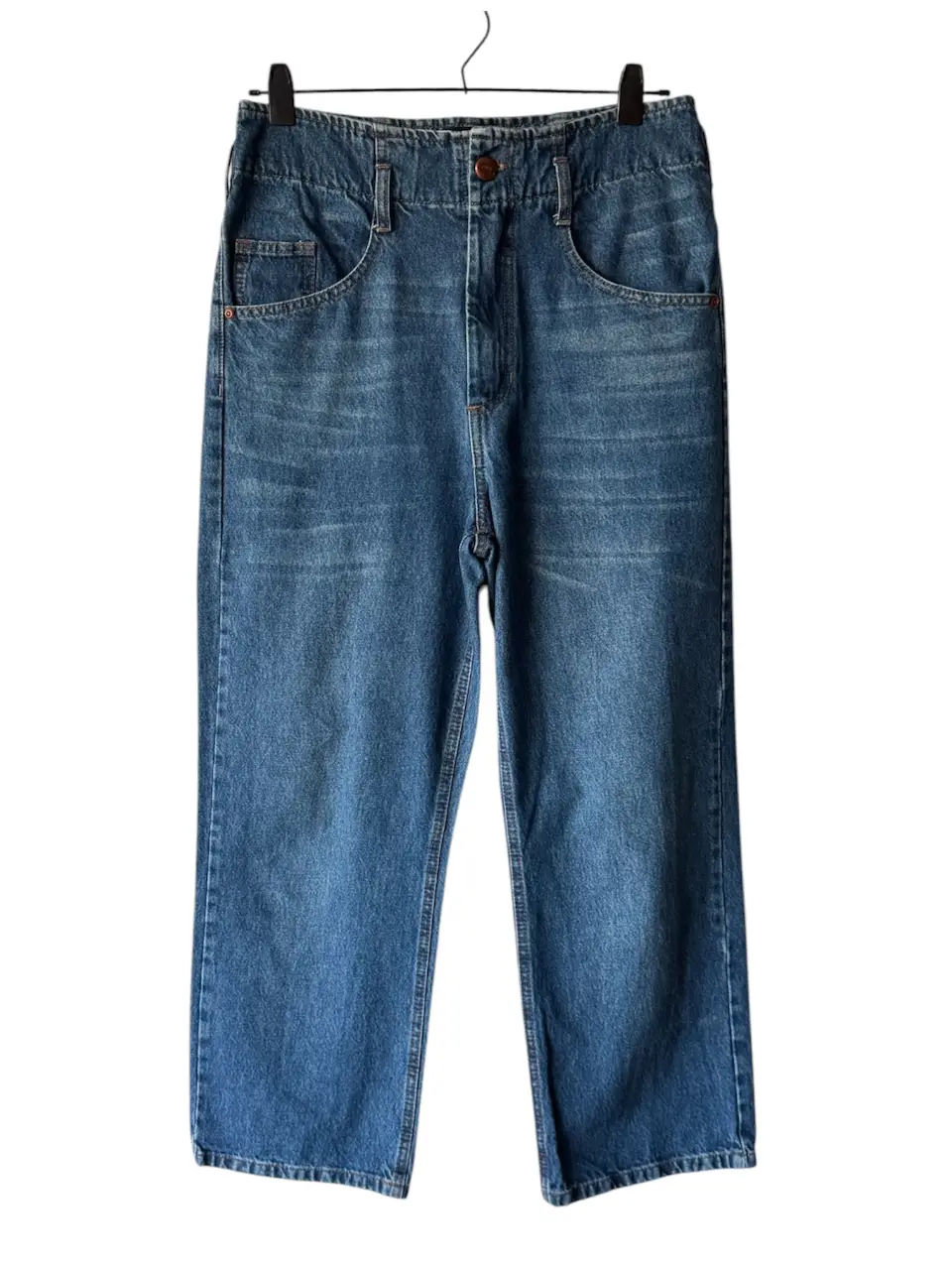 Jeans rectos de denim azul, tiro alto, con bolsillos delanteros y traseros. Un clásico para cualquier ocasión.