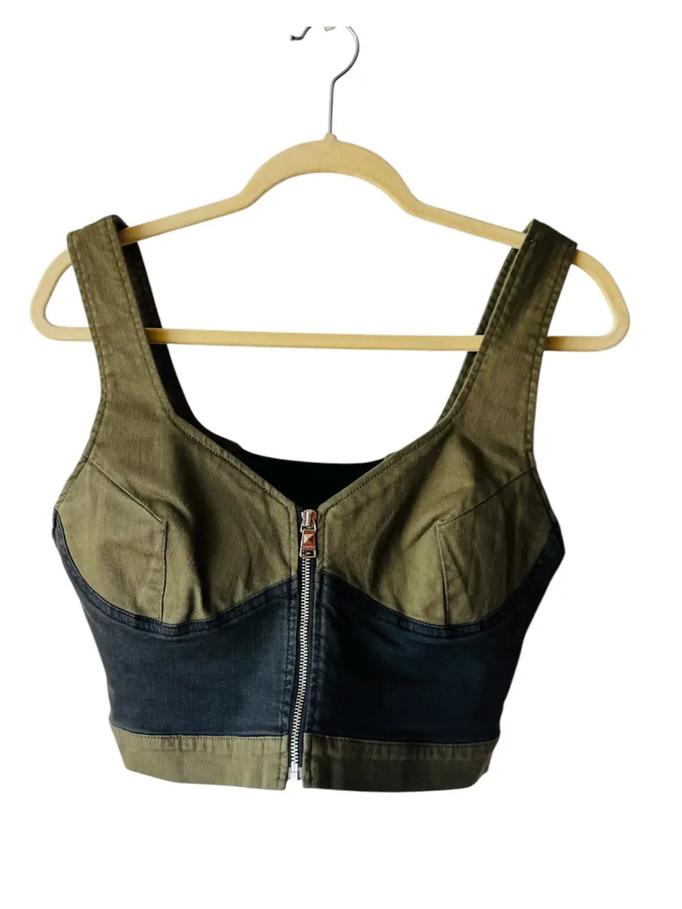 Top corto de jean con cierre frontal. Diseño bicolor en tonos verde oliva y azul marino. Ideal para un look moderno y canchero.