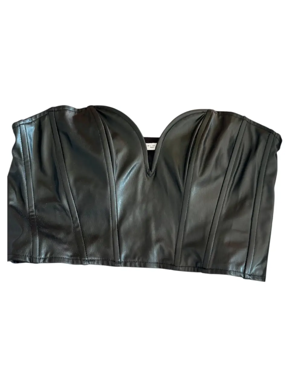 Top corset de cuero sintético negro, con escote pronunciado y cierre en la espalda. Ideal para un look de fiesta o salida.