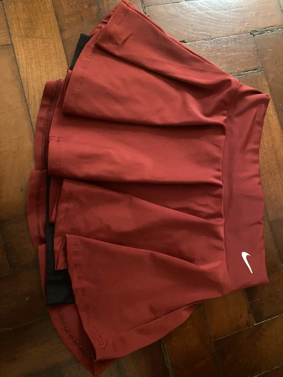 Pollera deportiva Nike roja con short interior negro. Ideal para running, tenis o cualquier actividad física. Confeccionada en tejido ligero y transpirable, con el logo de la marca. ( NO es original) 