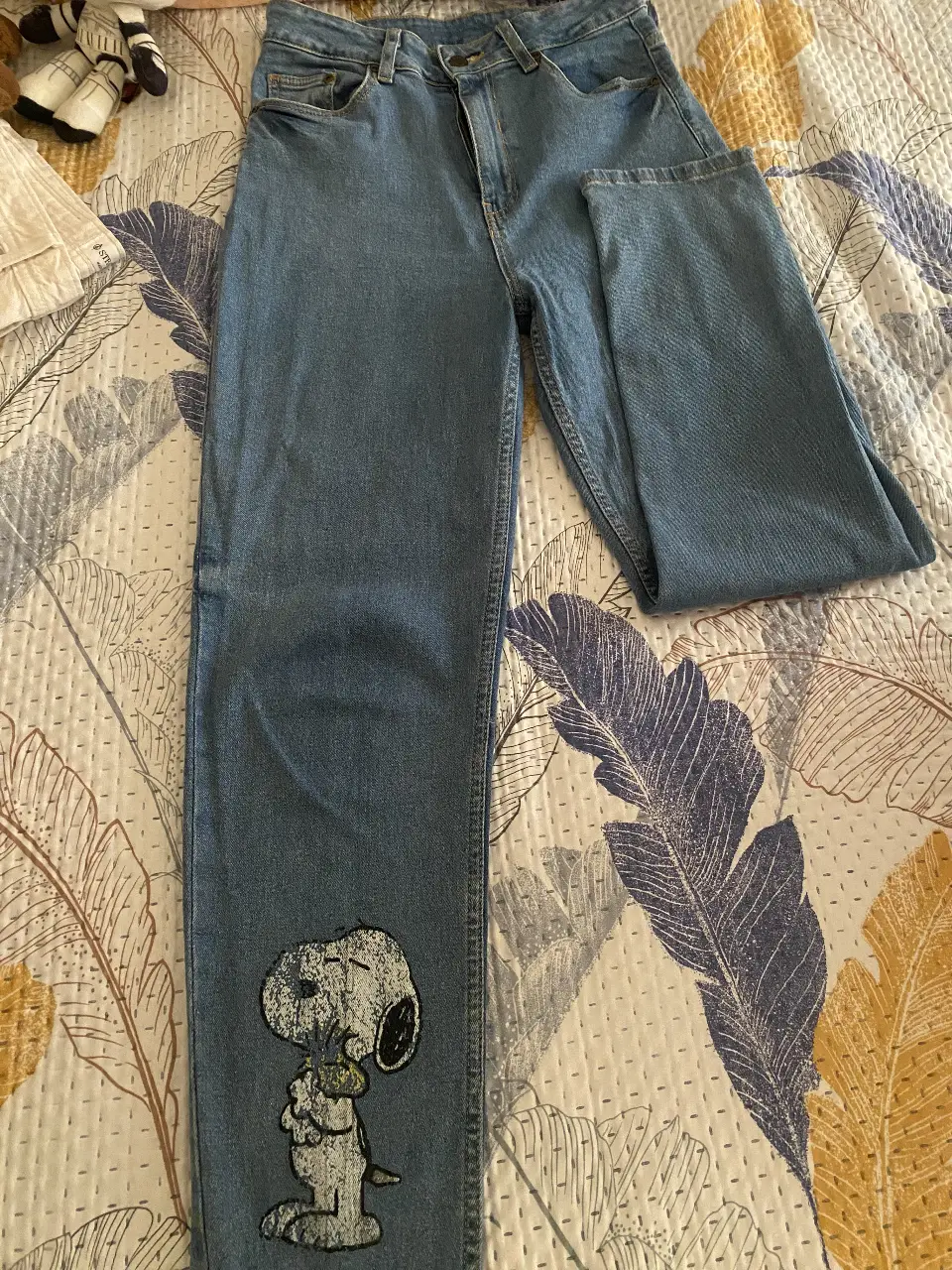 Jeans de mujer KOAJ Denim World, tiro medio, con diseño de Snoopy en la parte delantera. Corte recto, ideal para un look casual y cómodo. El detalle de Snoopy es así de fábrica. 