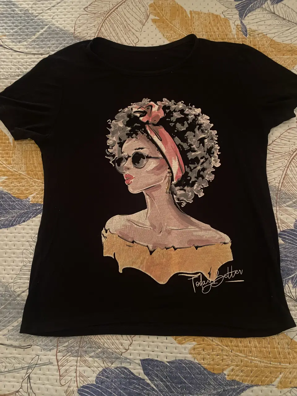 Remera negra con estampado, liviana, clásica y con estilo. Diseño moderno y llamativo