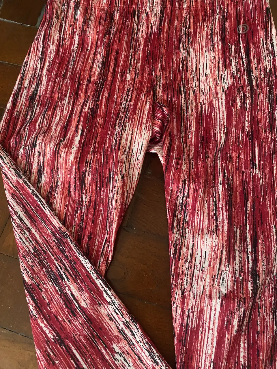 Calzas deportivas con estampado abstracto en tonos rojos y blancos. Perfectas para tus entrenamientos o para un look casual y moderno.