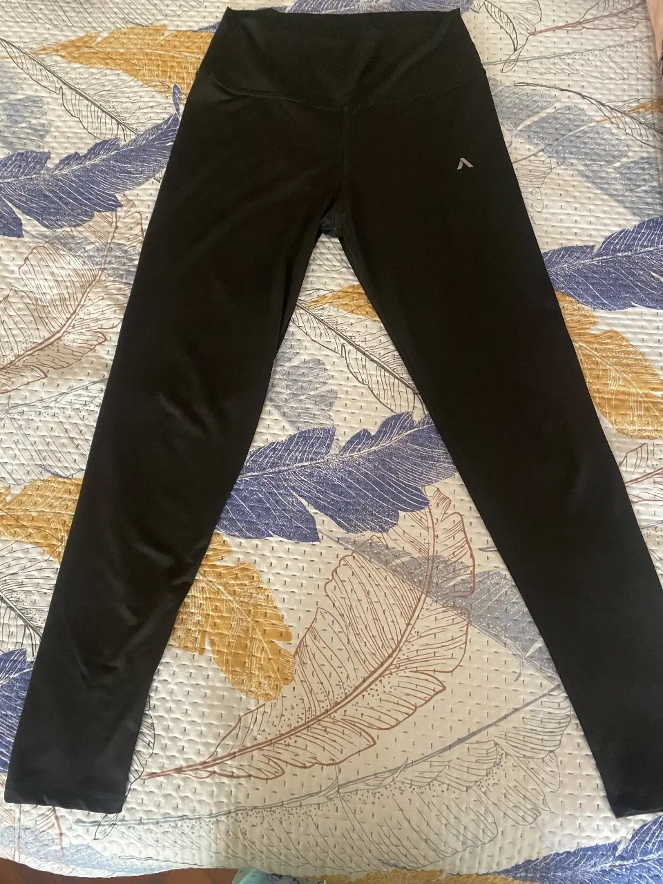 Calza deportiva negra de mujer, ideal para entrenamientos. Confeccionada en poliéster y elastano, ofrece comodidad y ajuste. Talle M.