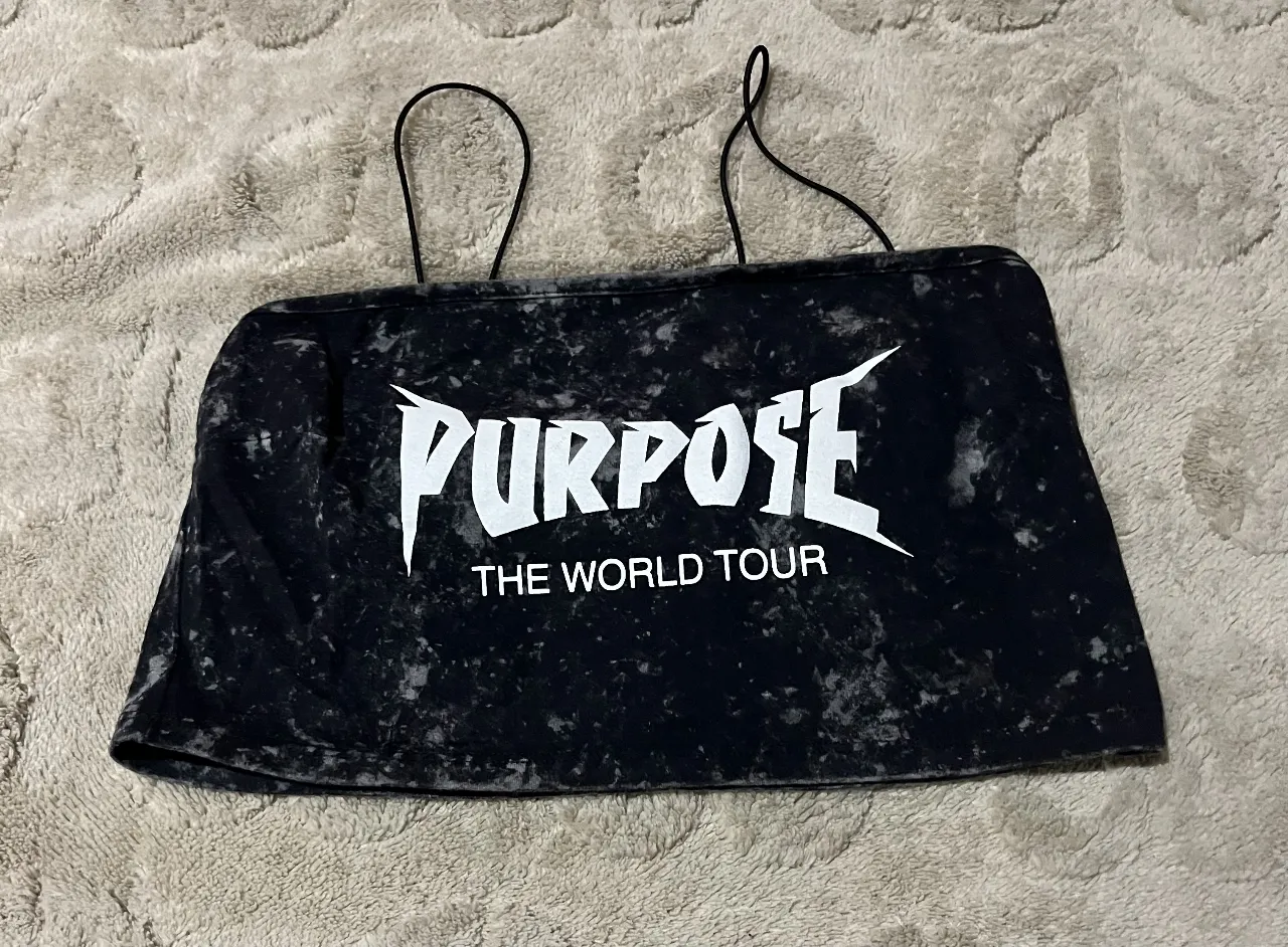 Top negro con estampado "Purpose The World Tour". Ideal para un look casual y moderno. Perfecto para combinar con jeans o shorts.