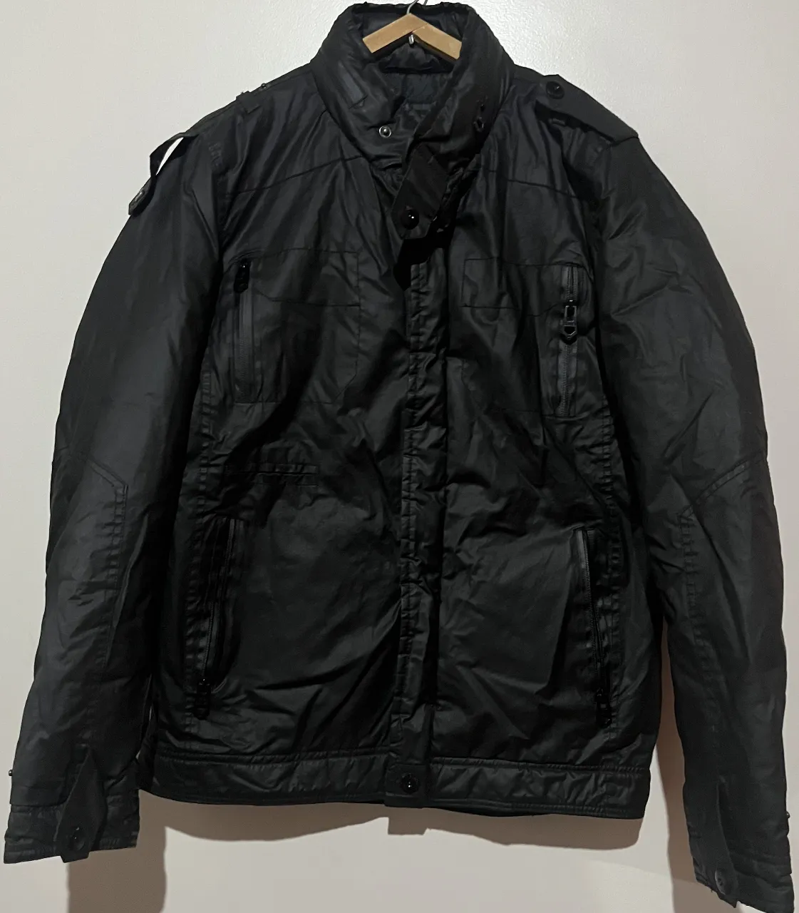 Campera bomber negra Bowen London UK, con cierre y botones y capucha escondido en un cierre Posee bolsillos y detalles de diseño. Talle M. Impecable!!