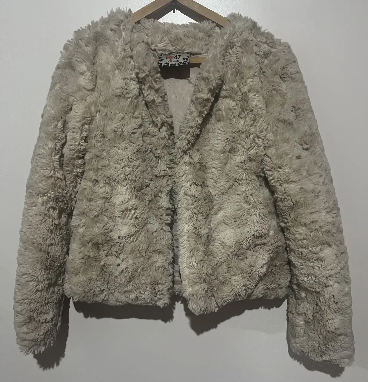 Tapado de piel sintética color crudo, para adolescents ideal para un look casual y para fiesta. Abrigado. Perfecto para el invierno Marca 47 street 
forrado en su interior impecable, uso 2 ocasiones