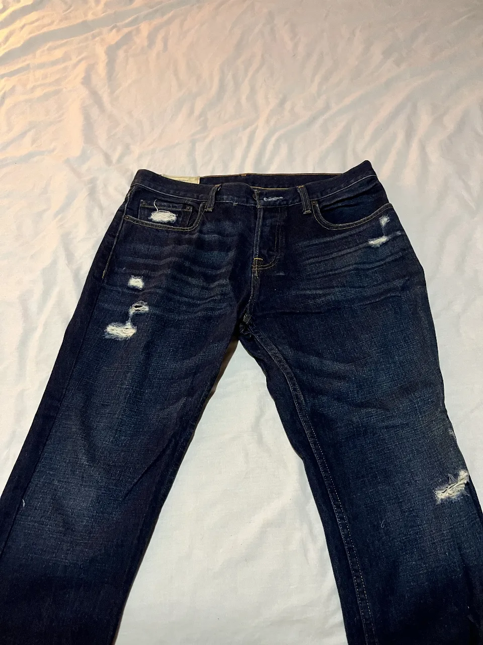 Jeans de hombre Hollister azul oscuro desgastado .Talle 31x30. Ideal para un look casual y moderno. importado de n york ORIGINAL 