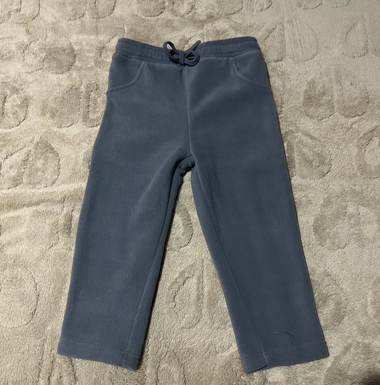 Pantalón Niño Polar 
Importado de polar gris para niño, ideal para el invierno. Cómodo y abrigado, perfecto para el día a día.