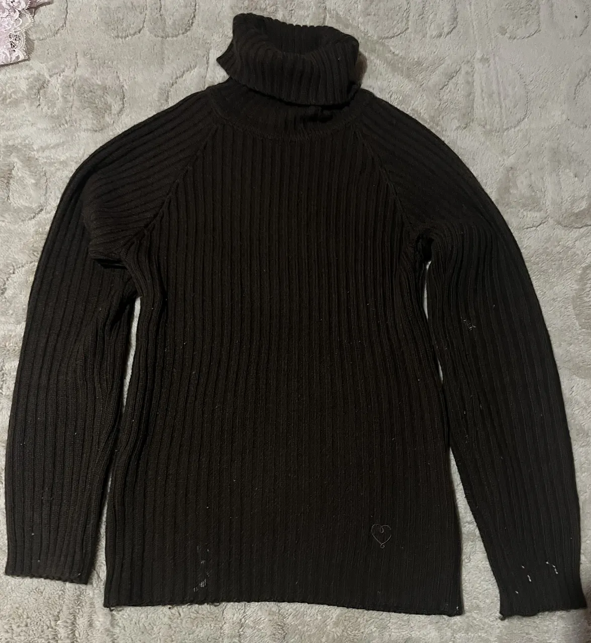 Sweater marca Peuque de cuello alto de color marrón oscuro, tejido de punto acanalado. Ideal para un look casual y abrigado en invierno. Talle M