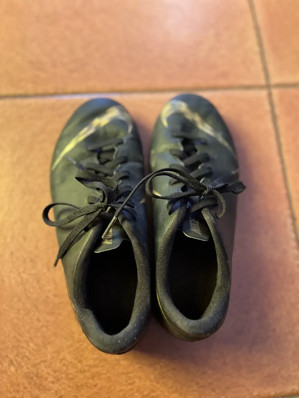 Botines de fútbol Nike Mercurial negras con detalles dorados. Ideales para jugar FUTSAL. Usadas, pero en buen estado.talle US 5Y 23.5 cm