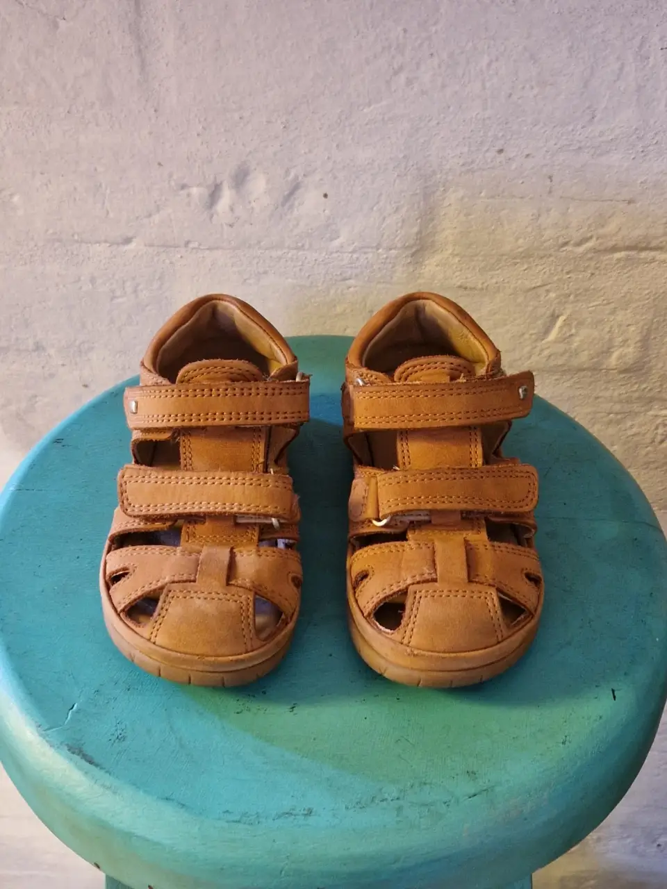 Sandalias importada de cuero marrón para niño, con cierre de velcro y diseño calado. Talle 23. Marca Elefanten. Excelente calidad y estado muy poco uso