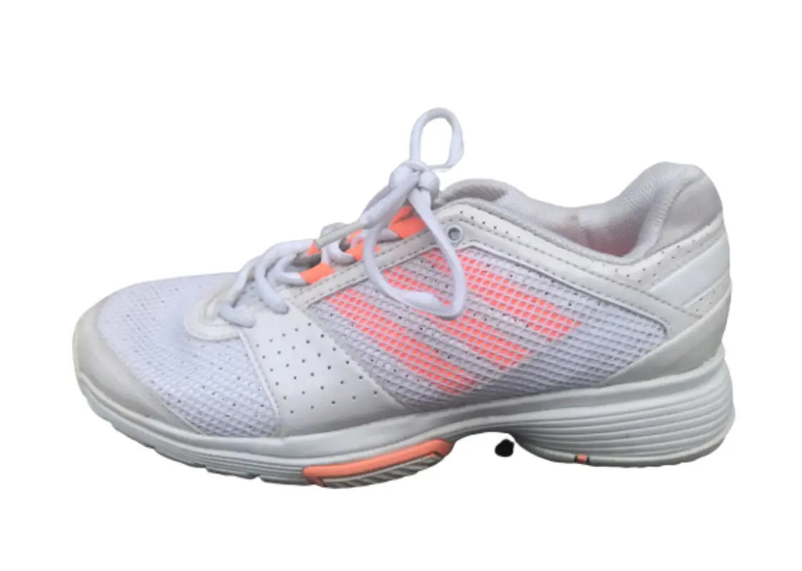 Zapatillas de tenis Adidas blancas con detalles en naranja. Ideales para la práctica deportiva, cómodas y con buen agarre.