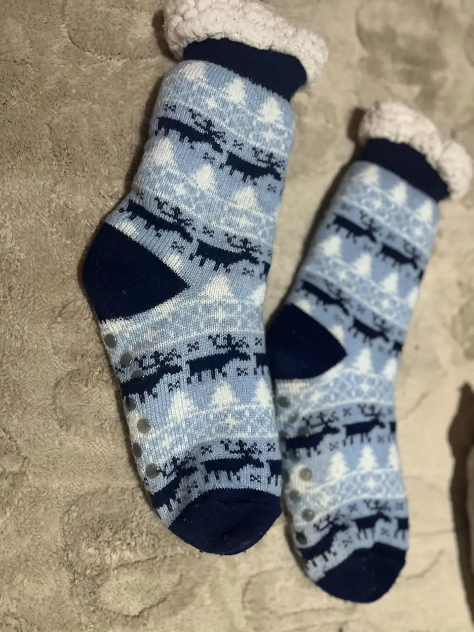 Lindas medias de invierno, con diseño de renos y detalles de sherpa en el borde. Ideales para estar cómodo en casa.