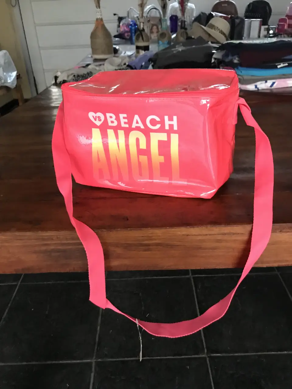 ¡Lleva el espíritu playero con esta bolsa "Beach Angel" de Victoria's Secret! Perfecta para tus días de sol, esta bolsa rosa vibrante es ideal para guardar todo lo esencial. Con un diseño llamativo y el logo icónico, es el accesorio perfecto para lucir en la playa o la pileta. ¡No te pierdas esta joya!