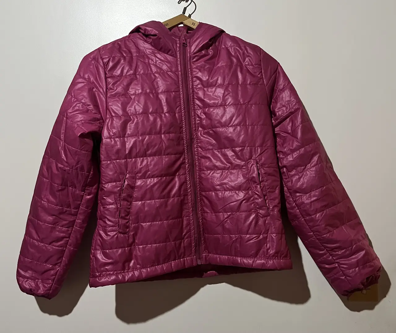 Campera de pluma acolchada para mujer, talle M, NUEVA sin etiqueta,color rosa vibrante. Ideal para el invierno, con capucha y bolsillos laterales. Cierre completo para mayor abrigo.