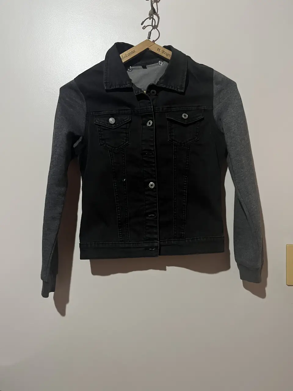 Campera de jean negra con mangas grises. Ideal para un look casual y moderno. Perfecta para usar en cualquier ocasión.