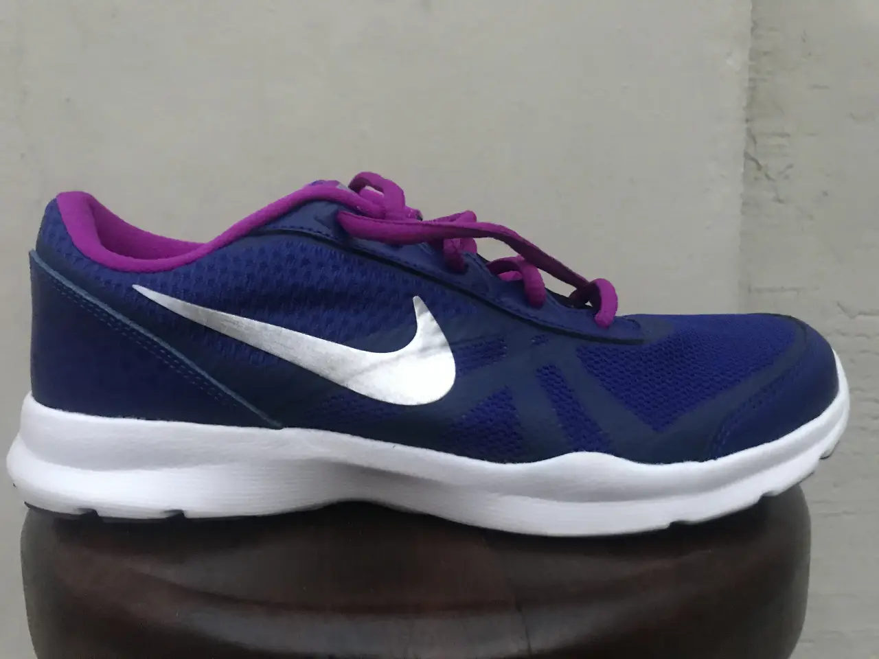 Zapatillas Nike para mujer, color azul con detalles en violeta y el logo en plateado. Diseño deportivo y cómodo, ideal para entrenamientos y uso diario. talle US 7   24 cm importadas !!! original de USA ( New York)