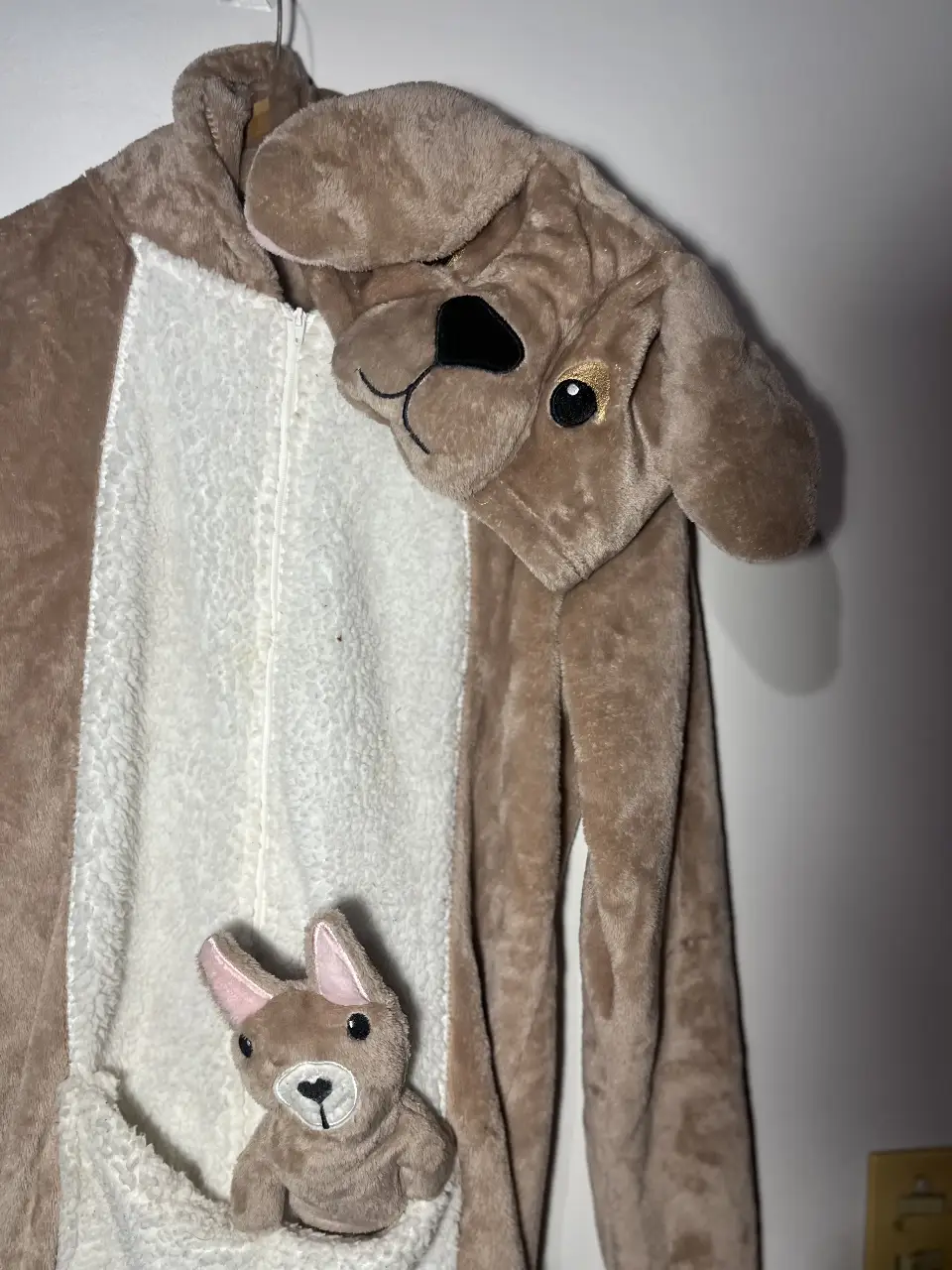 Pijama de canguro enterizo, ideal para adultos adolescentes talle S Confeccionado en tela suave y cálida, con capucha que simula la cabeza del canguro y un bolsillo frontal para guardar el peluche. Perfecto para días y noches fríos de invierno