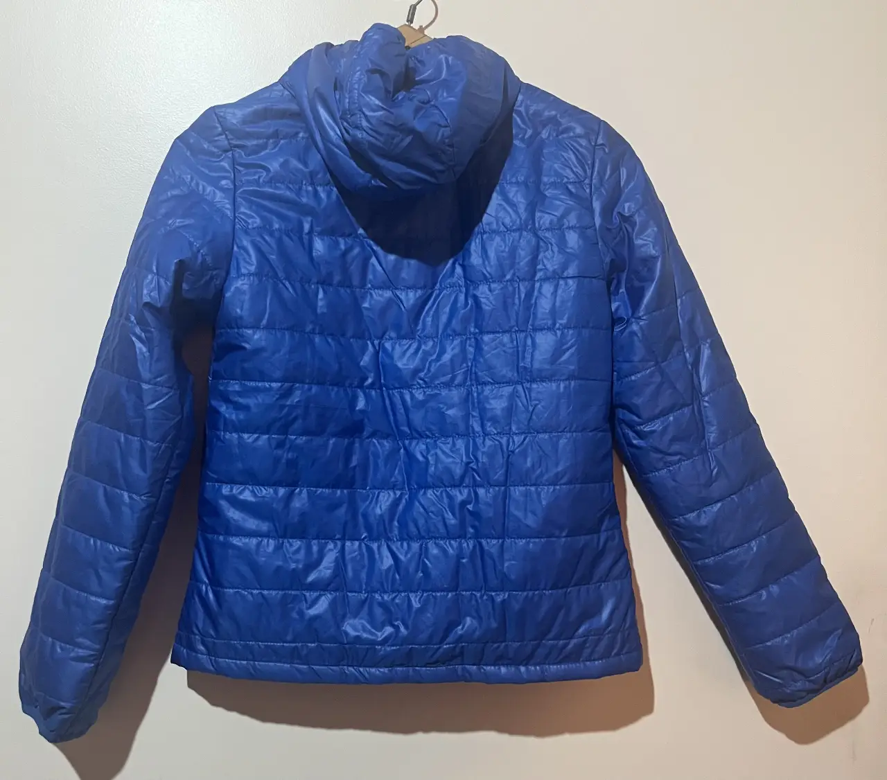 Campera azul acolchada con capucha. Ideal para el invierno, esta campera ofrece abrigo y estilo. Perfecta para un look casual y cómodo.
