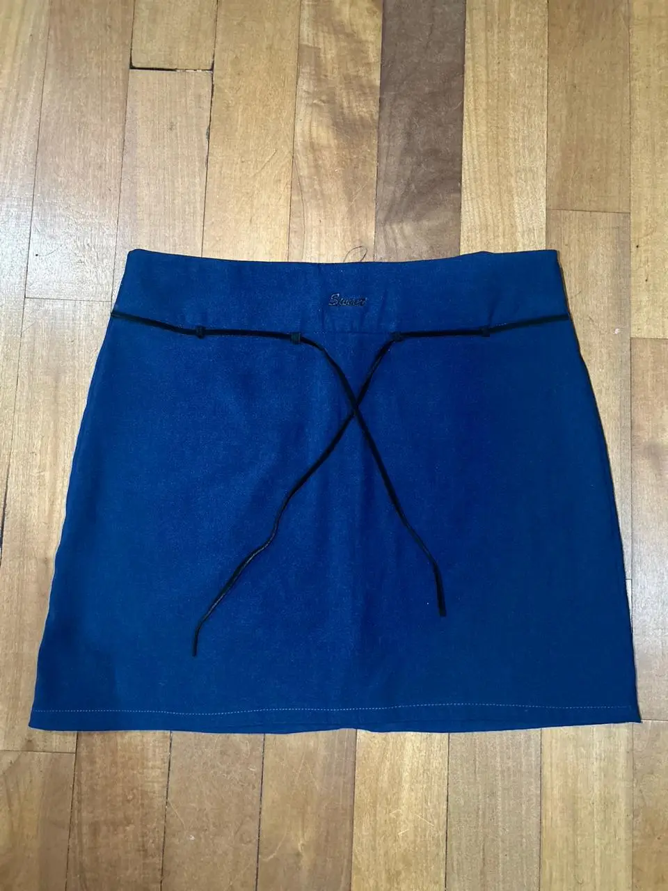 Minifalda azul de tela, ideal para un look casual o para salir. Diseño simple y versátil. marca Sweet talle S
