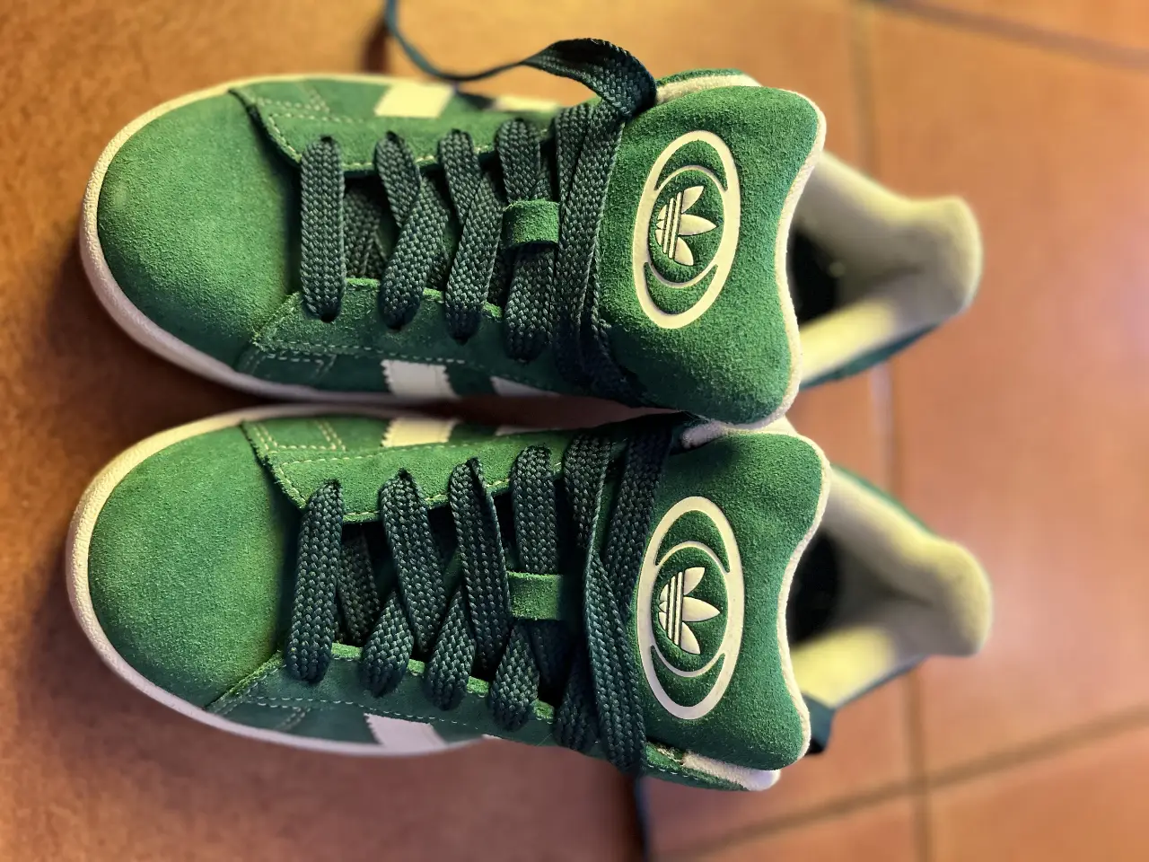 Zapatillas Adidas Campus verdes con detalles blancos. Ideales para un look casual y urbano. Talle Us5 Uk 4 1/2 FR37 1/2