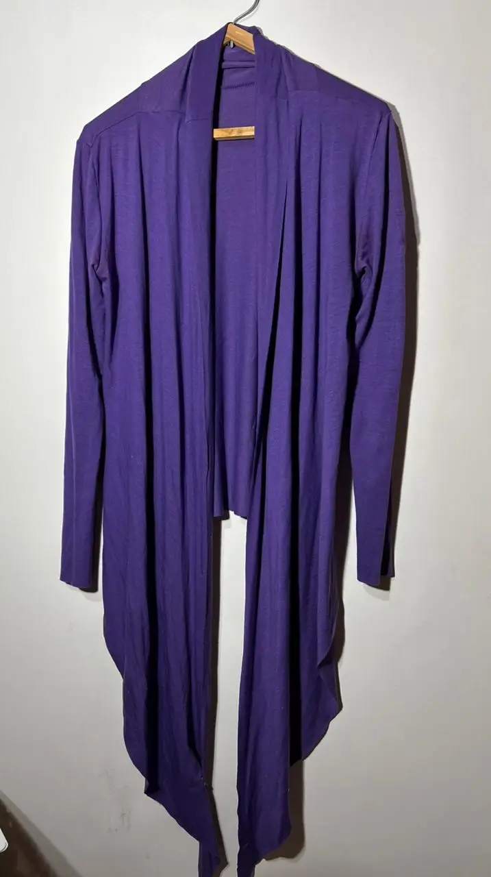 Saco largo de color violeta, con mangas largas y diseño desigual. Ideal para un look casual y cómodo