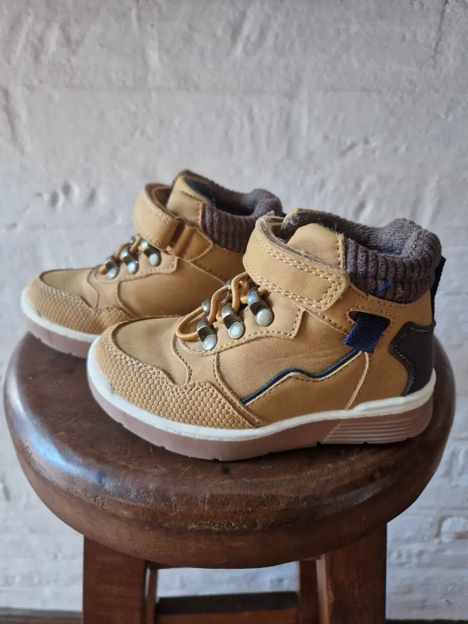 Botitas importadas para niño, color marrón con detalles en azul. Ideales para el invierno, cómodos y con cierre de velcro.Talle 23. Excelente estado(usadas solo 1 semana)!!! muy buena calidad 