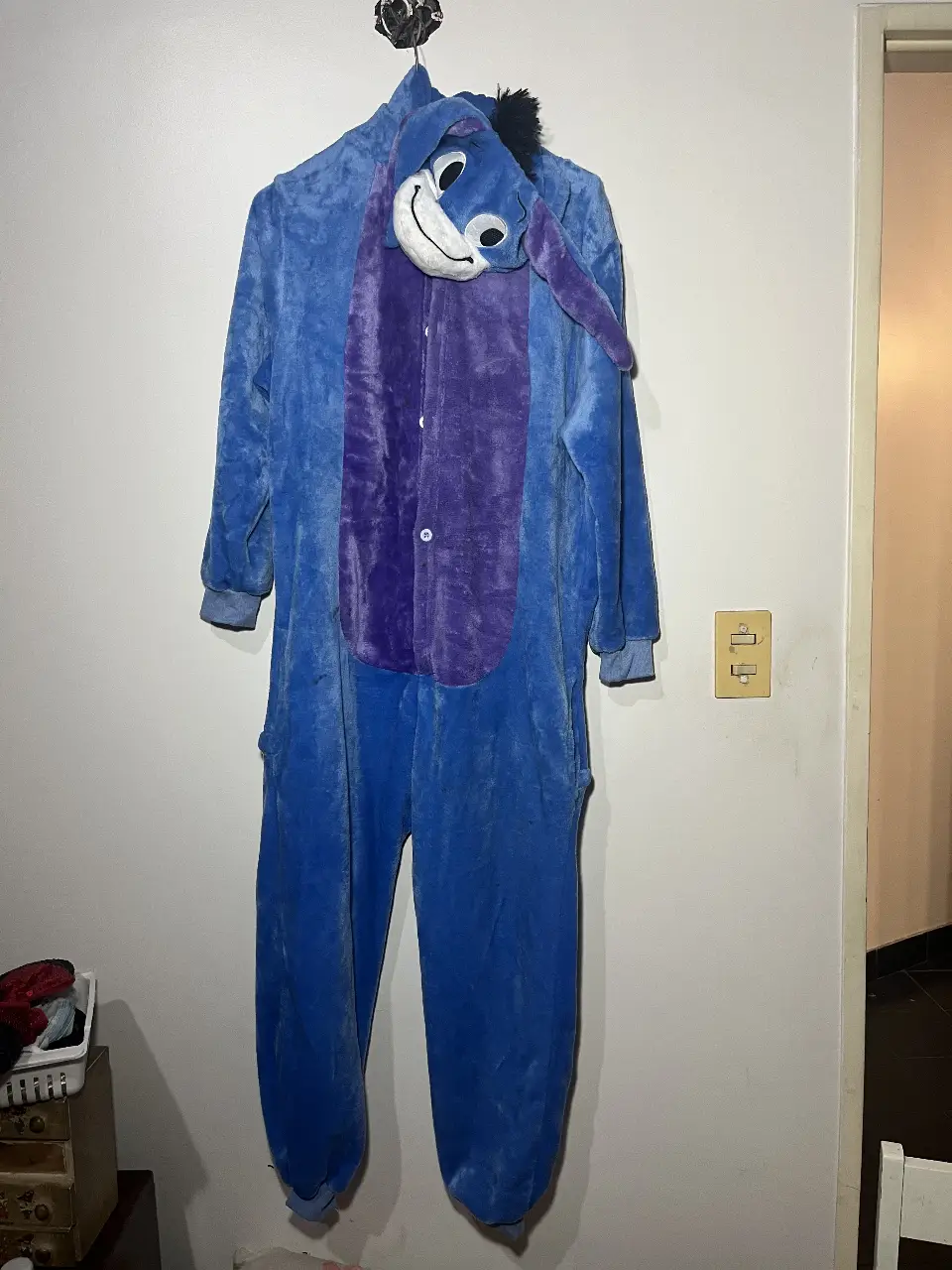 Pijama Disfraz de Eeyore, el burro de Winnie the Pooh. Enterito de felpa azul con detalles en violeta y blanco. Ideal para días y noches de invierno para adultos/adolescentes talle S