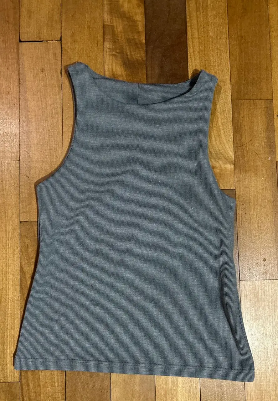 Musculosa de mujer, de color gris,con cuello redondo y corte recto. Ideal para un look casual y cómodo.