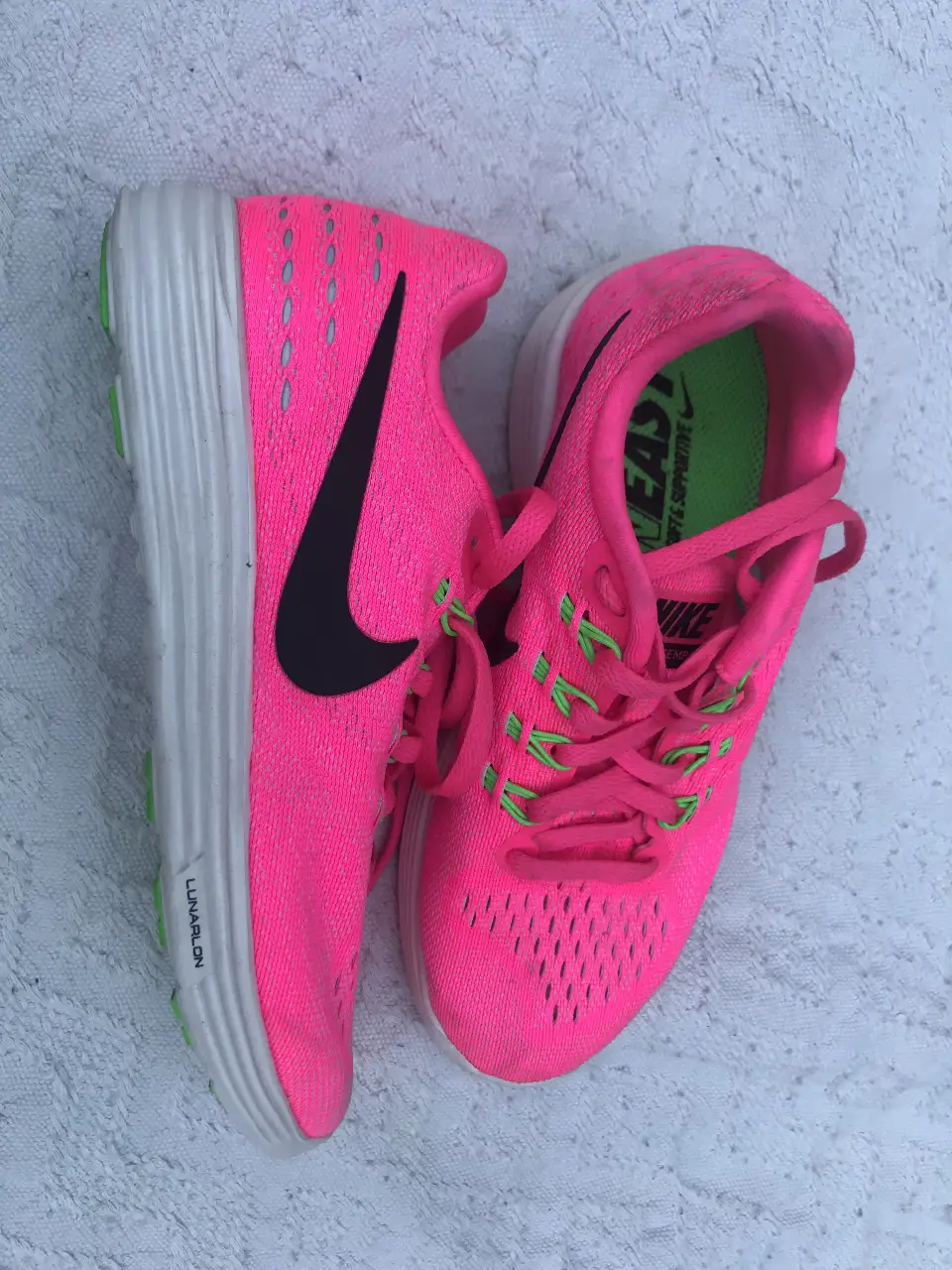 Zapatillas Nike Lunarlon rosas para mujer. Con detalles en verde y el logo de la marca en negro. Ideales para running y entrenamiento. Solo 3 posturas impecables!!!