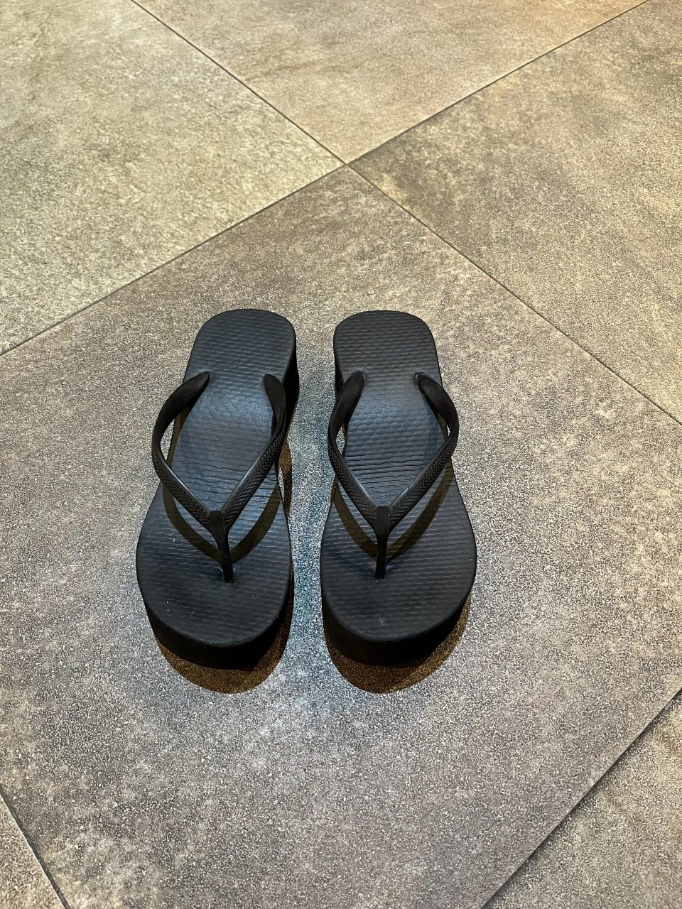 Ojotas negras de plataforma talle 37. 