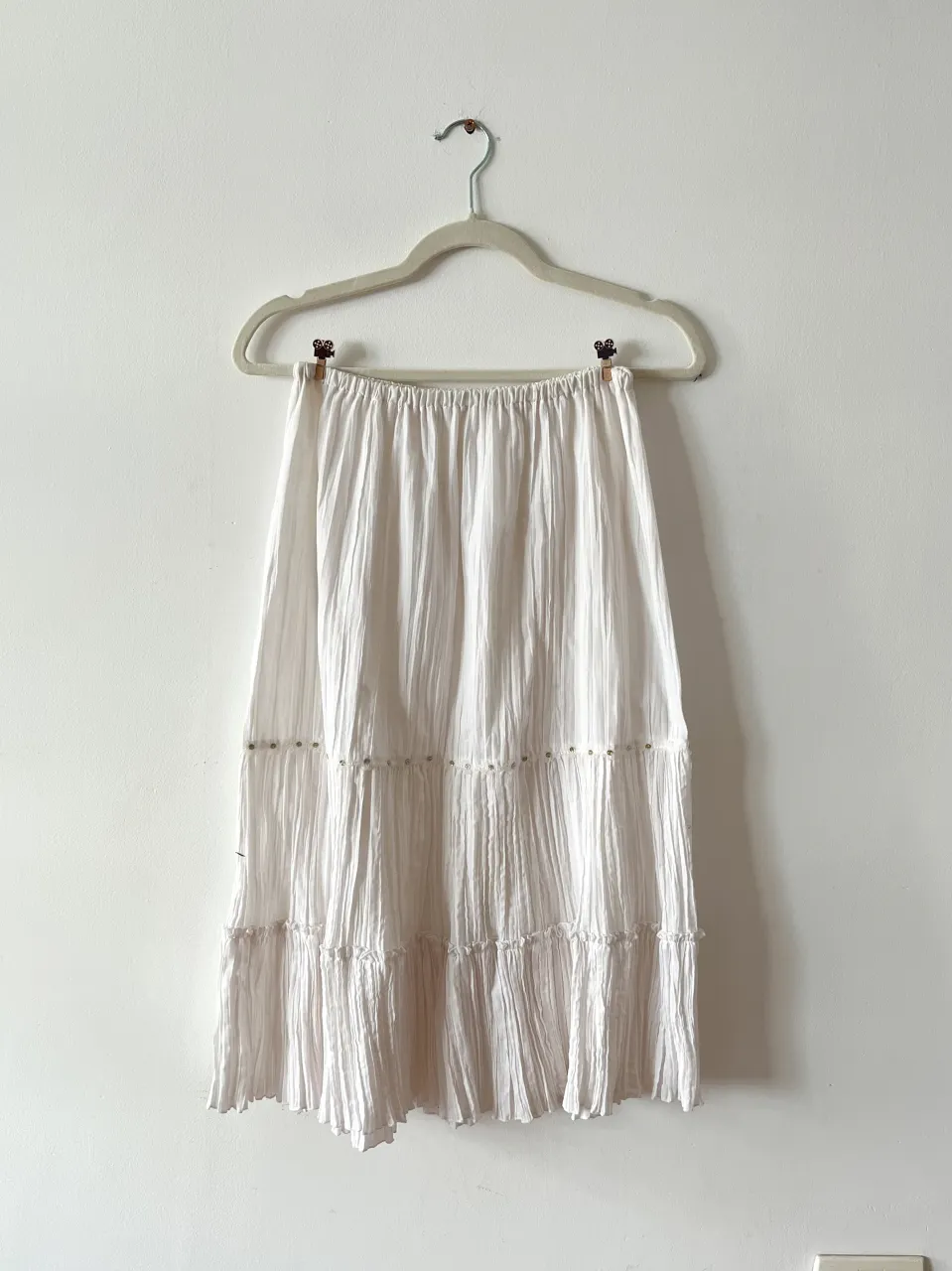 Pollera larga plisada con detalles de florcitas. 
Mide:
32cm de cintura (en plano)
72cm de largo