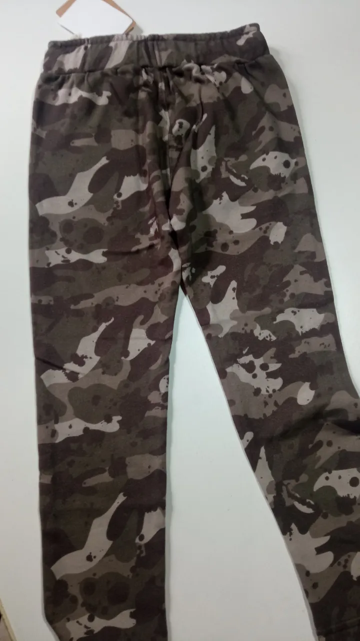 Pantalón de niño con estampado camuflado en tonos marrones y grises. Ideal para un look casual y cómodo.