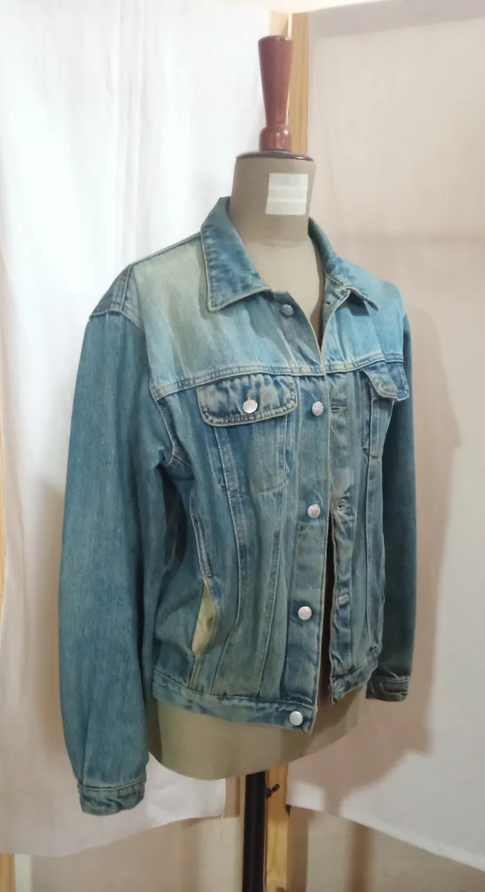 Campera de jean vintagge. Ideal para un look casual y versátil.