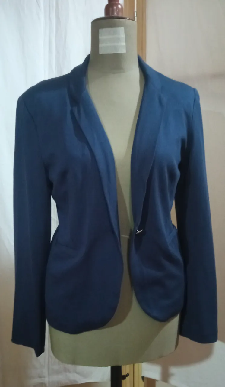 Blazer azul de mujer, con un solo botón y solapas clásicas. Ideal para un look formal o de trabajo.
En tela otoman y forrada. Trae botón de repuesto.