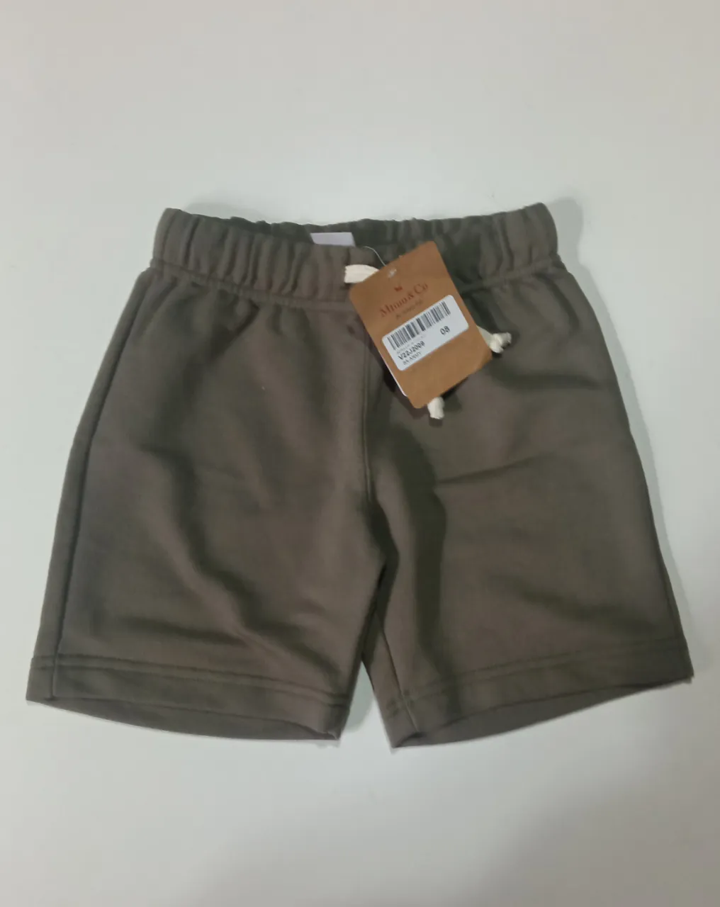 Short de niño color verde musgo, ideal para actividades deportivas o uso casual. Confeccionado en tejido rústico de algodón,  perfecto para el verano.