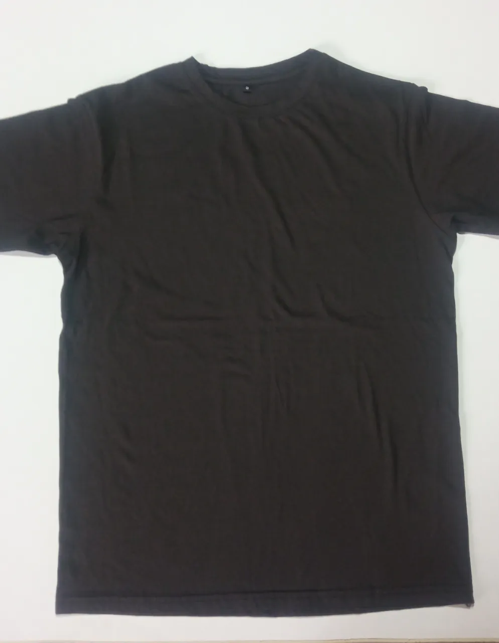 Remera unisex manga corta color chocolate oscuro, ideal para un look casual y cómodo. Perfecta para combinar con jeans.