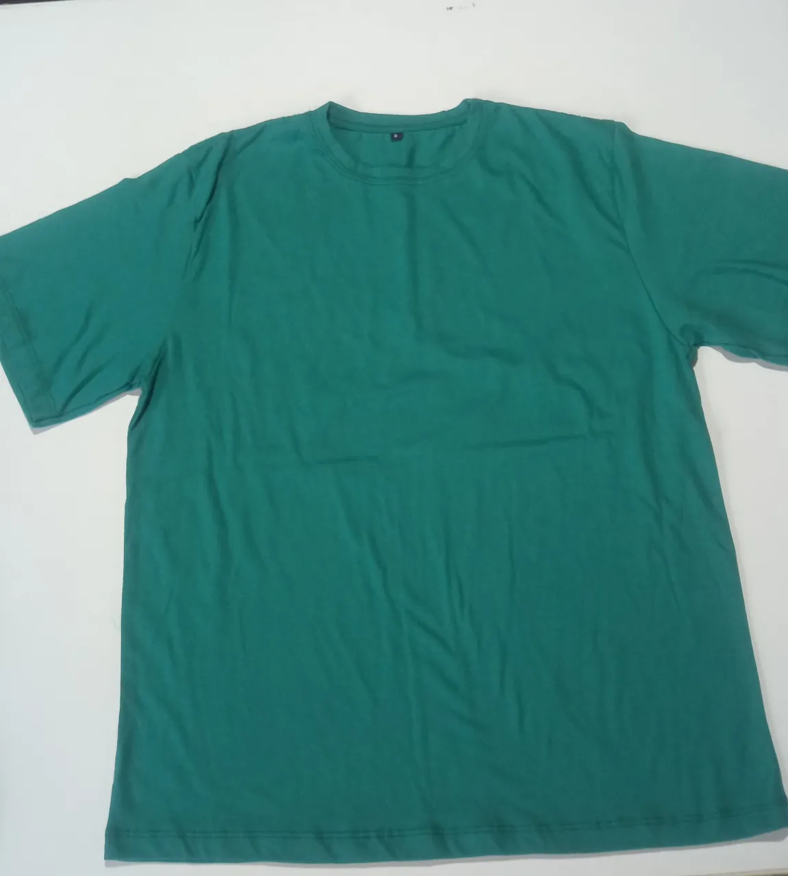 Remera unisex manga corta de color verde, ideal para un look casual y cómodo. Confeccionada en un tejido suave y ligero, perfecta para el día a día.