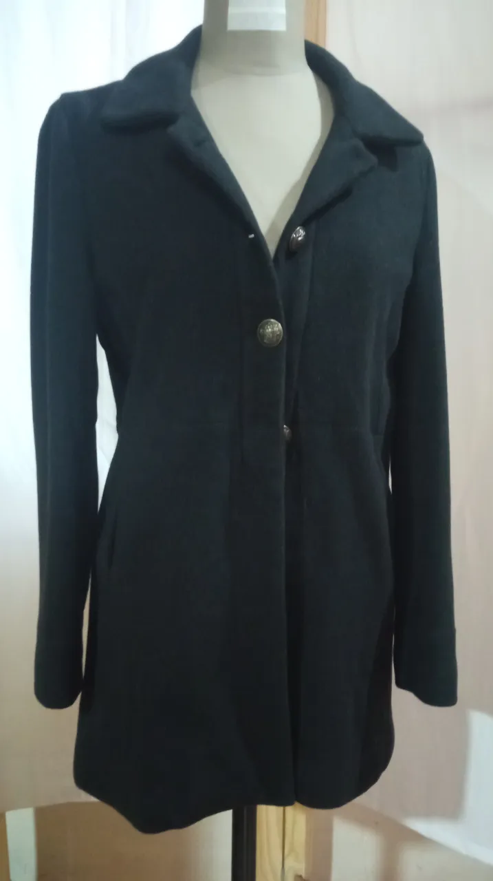 Tapado con solapa, negro de paño con florería. Ideal para el invierno, abrigo elegante y versátil para cualquier ocasión.