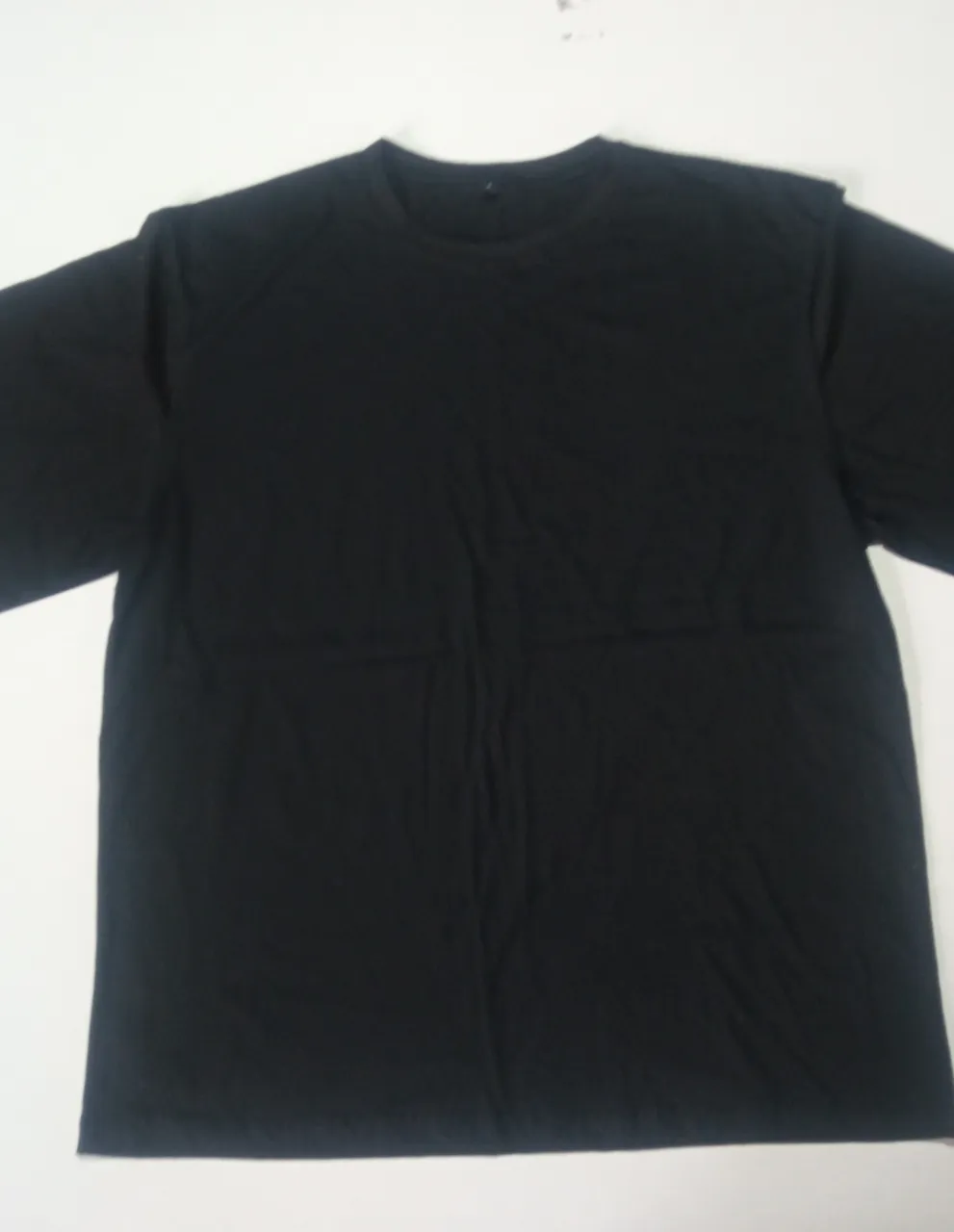 Remera negra unisex manga corta, ideal para un look casual y versátil. Confeccionada en algodón suave y cómodo, perfecta para el día a día.