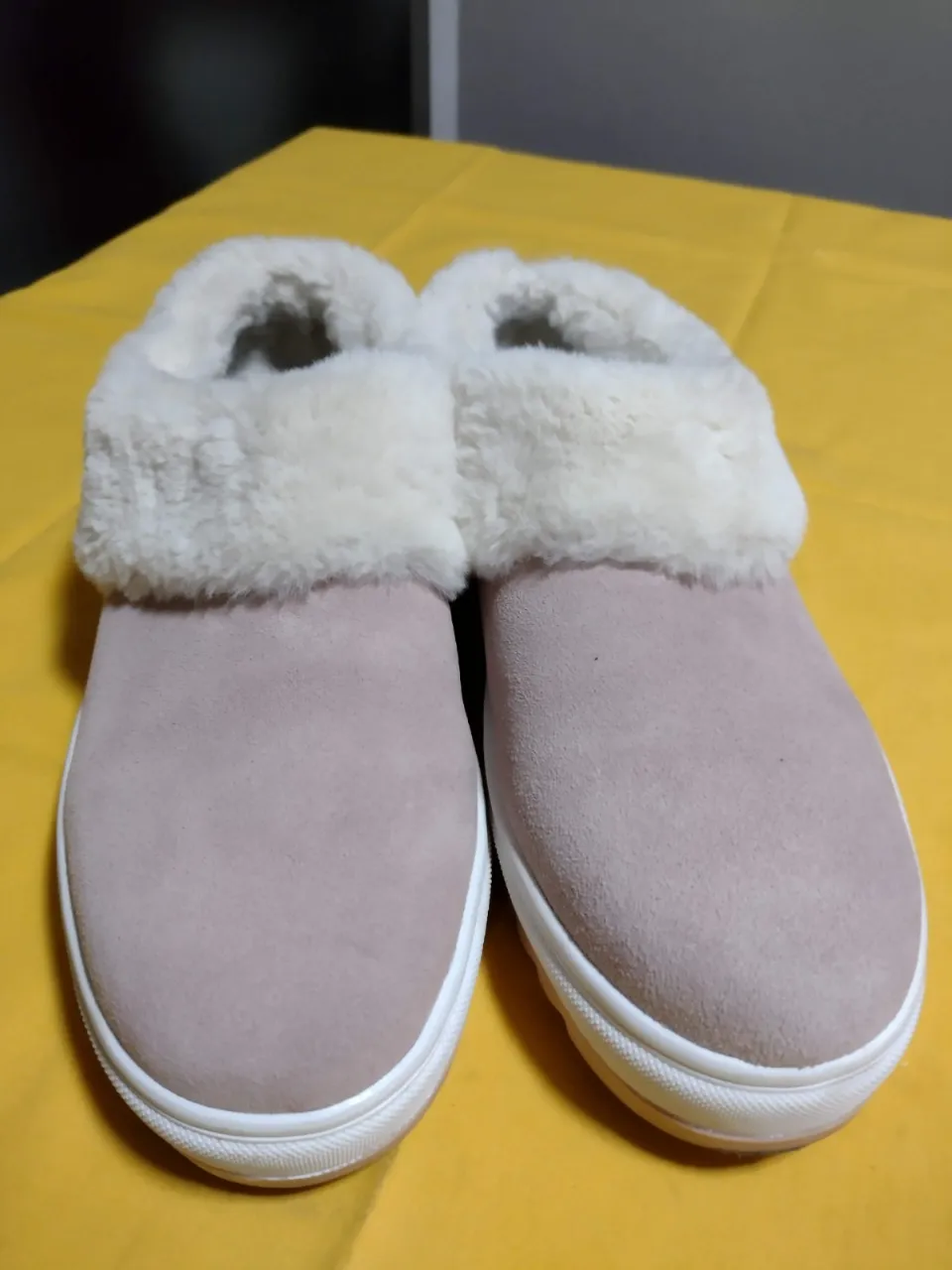 Pantuflas de mujer, color rosa con detalles en blanco. Marca Blondo, waterproof. Talle 7M.