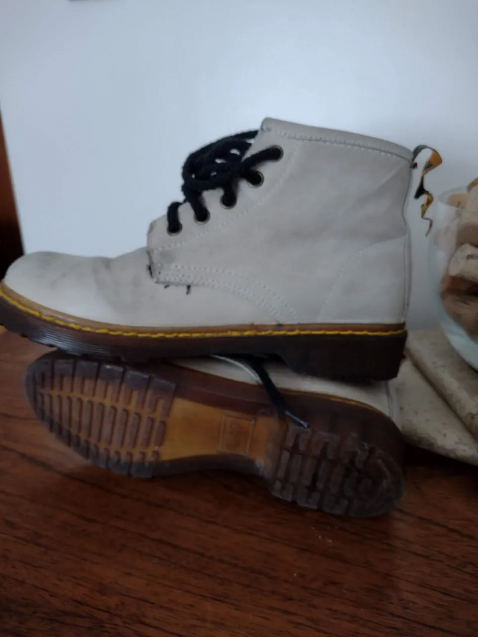 Botines Dr. Martens blancos con suela marrón y detalles amarillos. Cordones negros. Talle 37.
