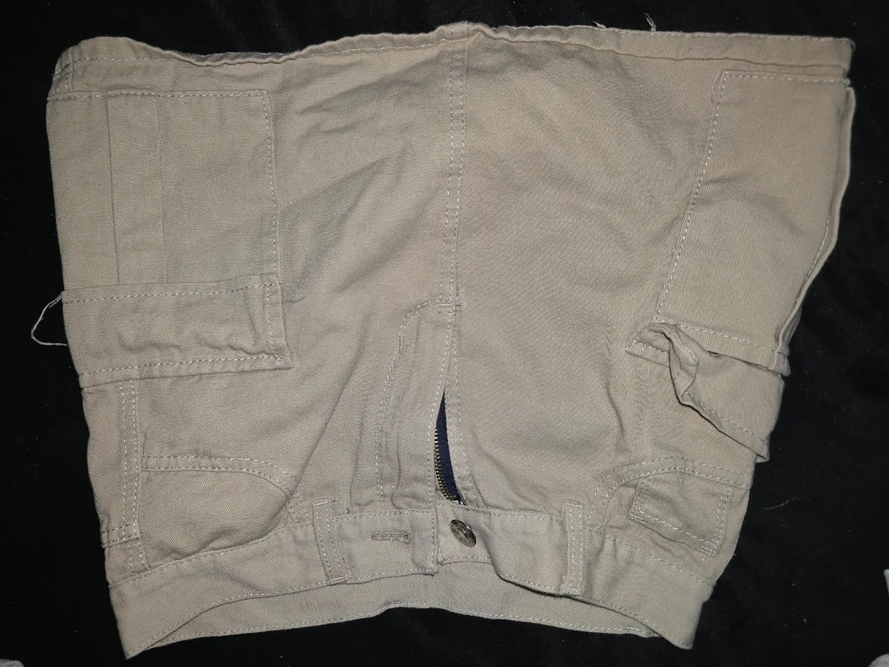 pollera short de gabardina color tiza, con bolsillos cargo y detalles de costura. Ideales para un look casual y cómodo.