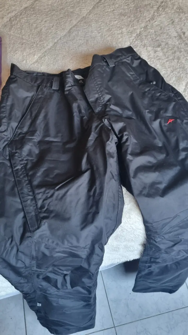Pantalón de esquí mujer Montagne negro, impermeable y respirable, talle Medium. Ideal para actividades en la nieve. Impecanle sin extrenar 