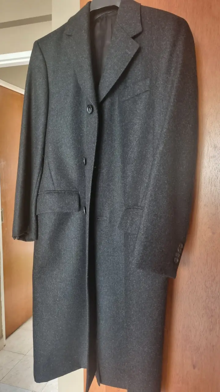 Sobretodo largo de hombre, color gris oscuro, con tres botones y bolsillos. Ideal para un look formal y elegante.