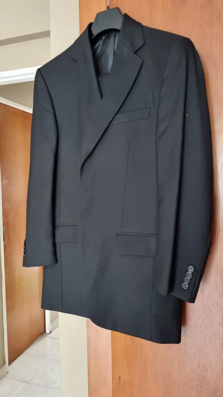 Traje de hombre Pierre Cardin negro, talle 46. Ideal para eventos formales y trabajo. Incluye saco y pantalón.