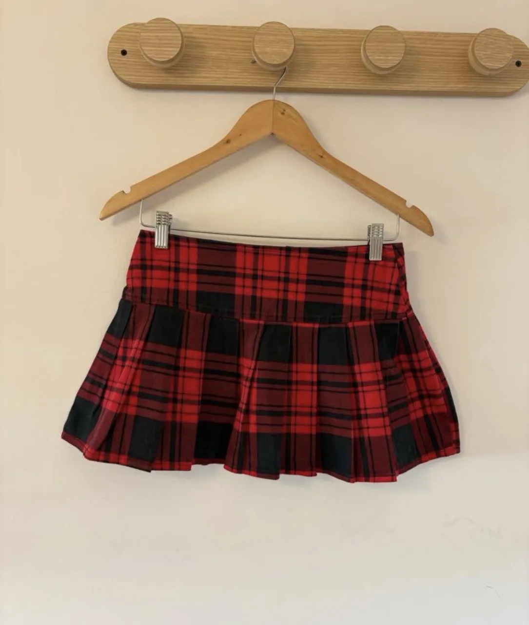 pollera mini plisada, en tartán rojo y negro
es talle xs, medidas tomadas en plano en la última foto