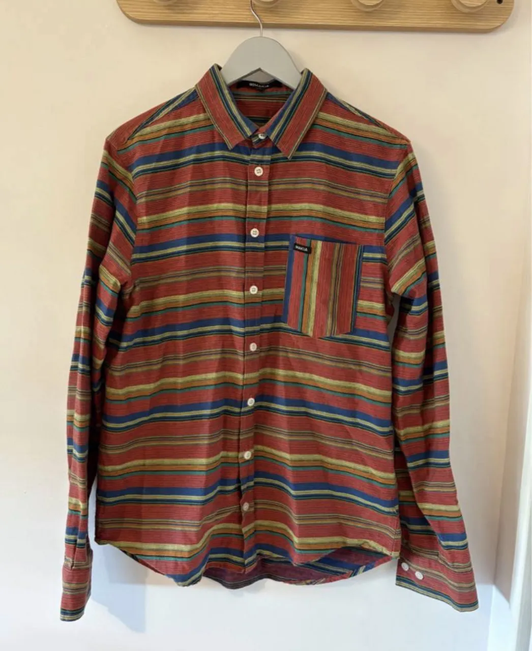 camisa de hombre makia en multicolor. de manga larga, con botones y un bolsillo frontal. talle l, de algodón.